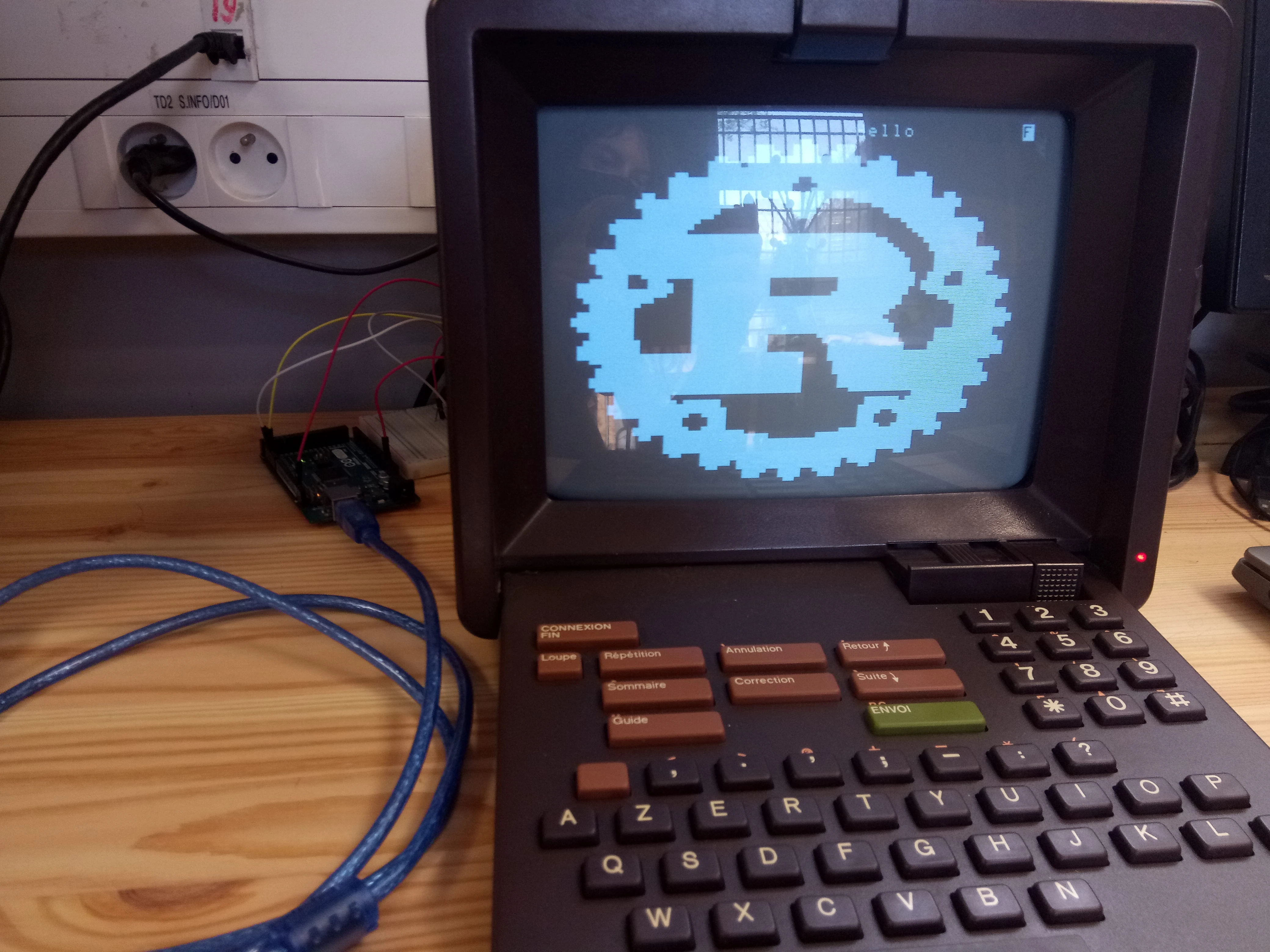 Minitel affichant le logo de Rust.